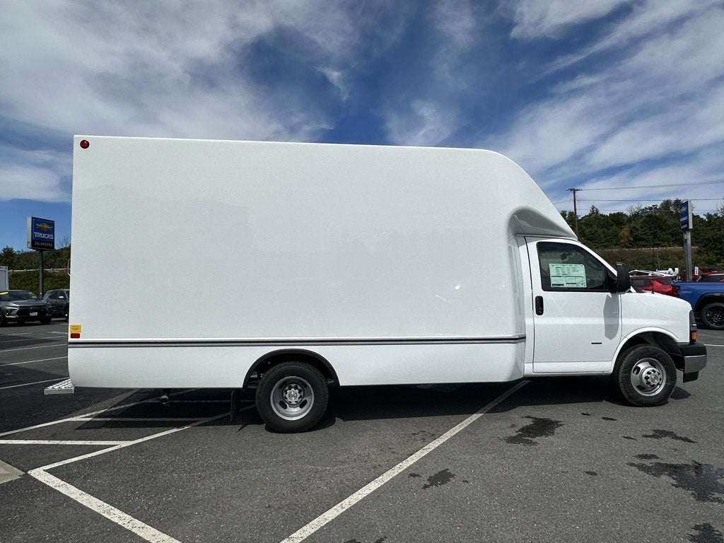 2025 Chevrolet Express Cutaway 3500 1WT