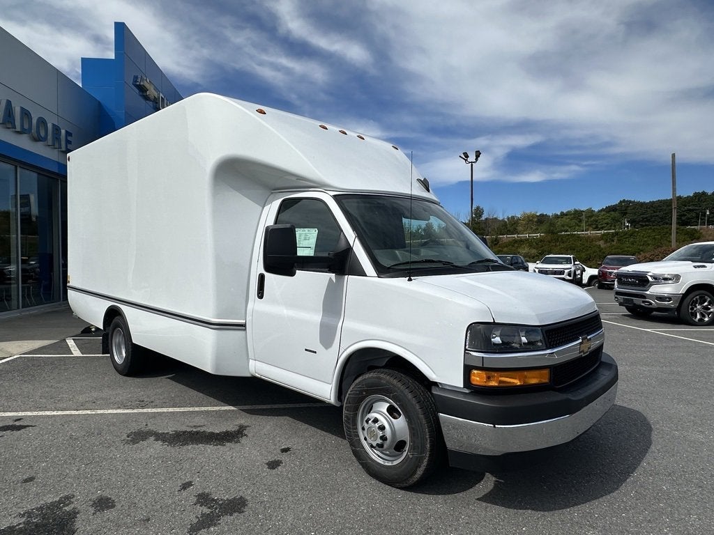 2025 Chevrolet Express Cutaway 3500 1WT
