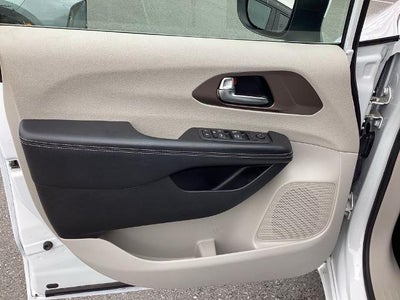 2022 Chrysler Voyager LX FWD