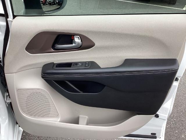 2022 Chrysler Voyager LX FWD