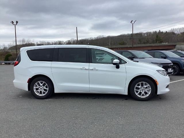 2022 Chrysler Voyager LX FWD